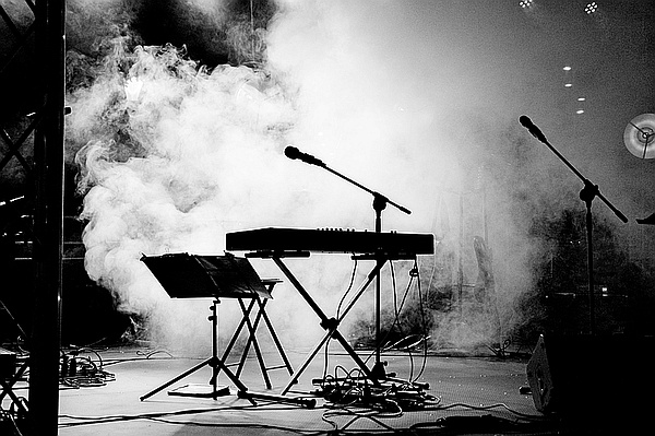 Bühnenequipment im Nebel