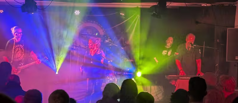 Bühnenbeleuchtung bei einem Rockkonzert 