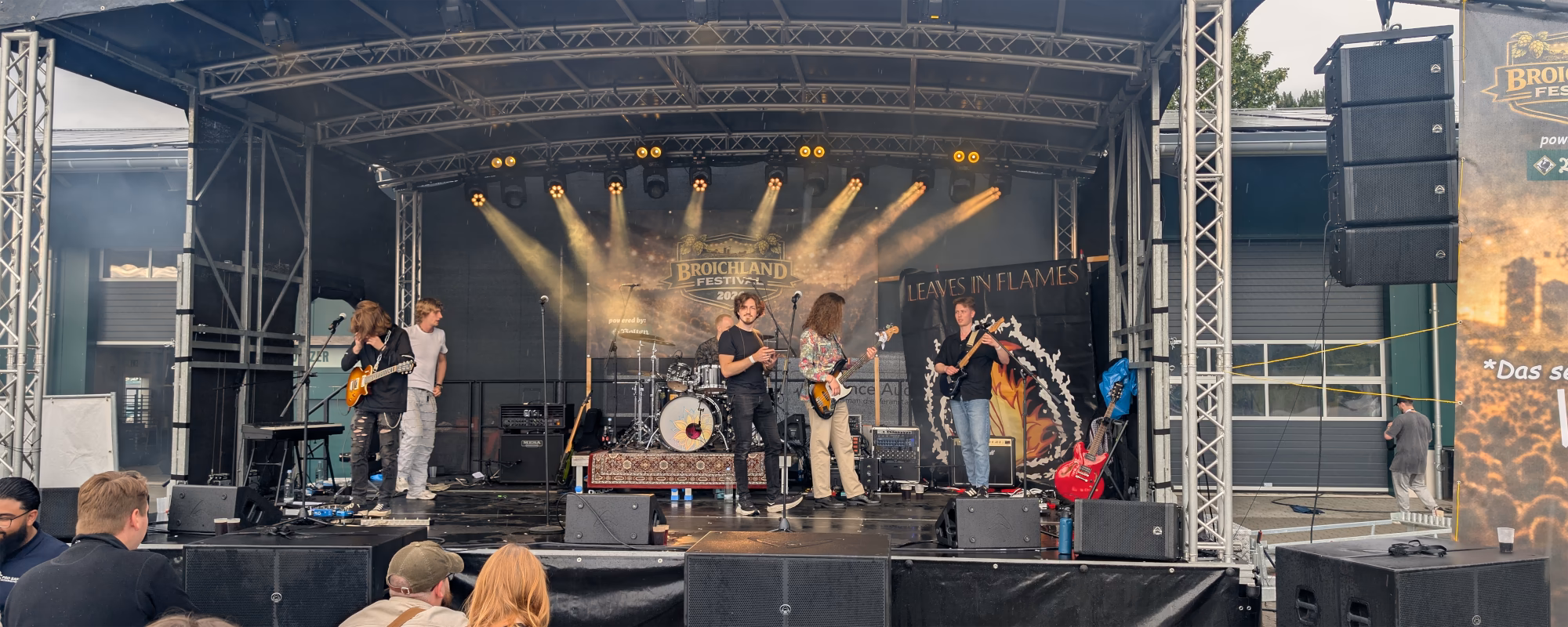 Linus Vander als Techniker auf der Bühne des Broichland Festivals zusammen mit der Band Leaves In Flames