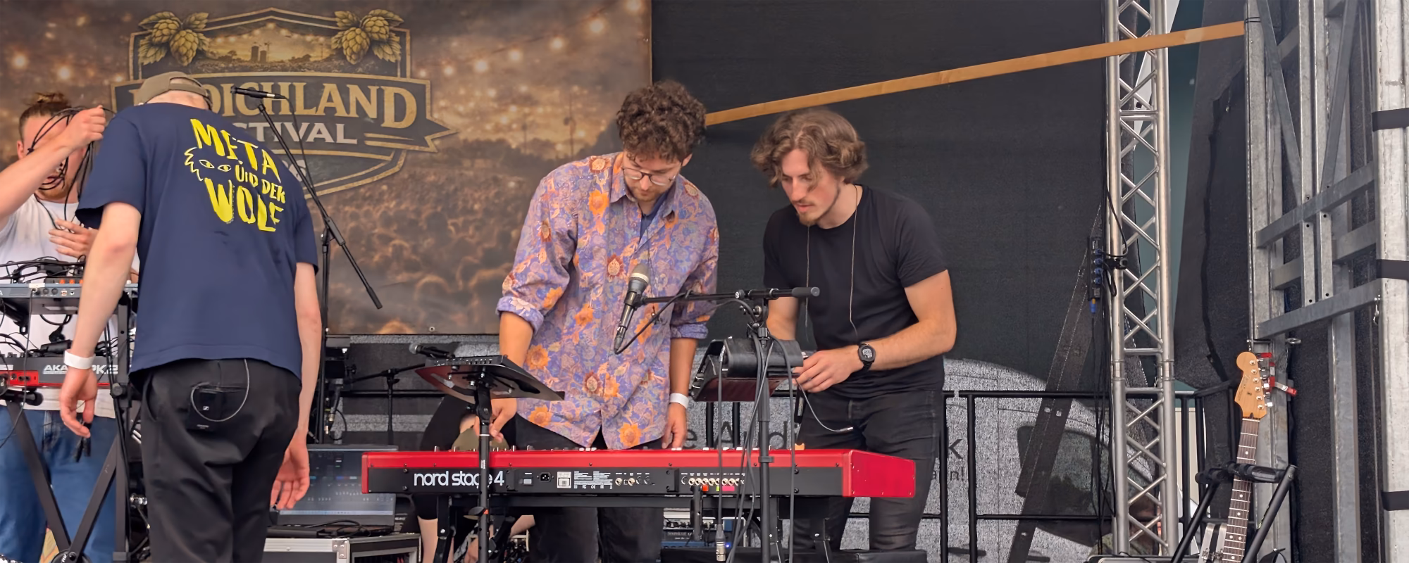 Linus Vander als Techniker auf der Bühne des Broichland Festivals zusammen mit der Band Meta und der Wolf