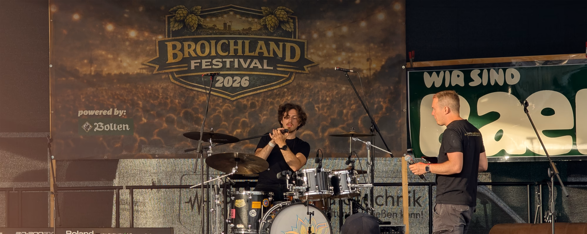 Linus Vander als Techniker auf der Bühne des Broichland Festivals